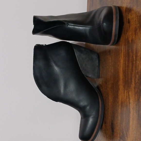 Korks Chandra Booties Black Leather Chunky heel 8 medium Zipper Back 3in heel - Picture 2 of 6
